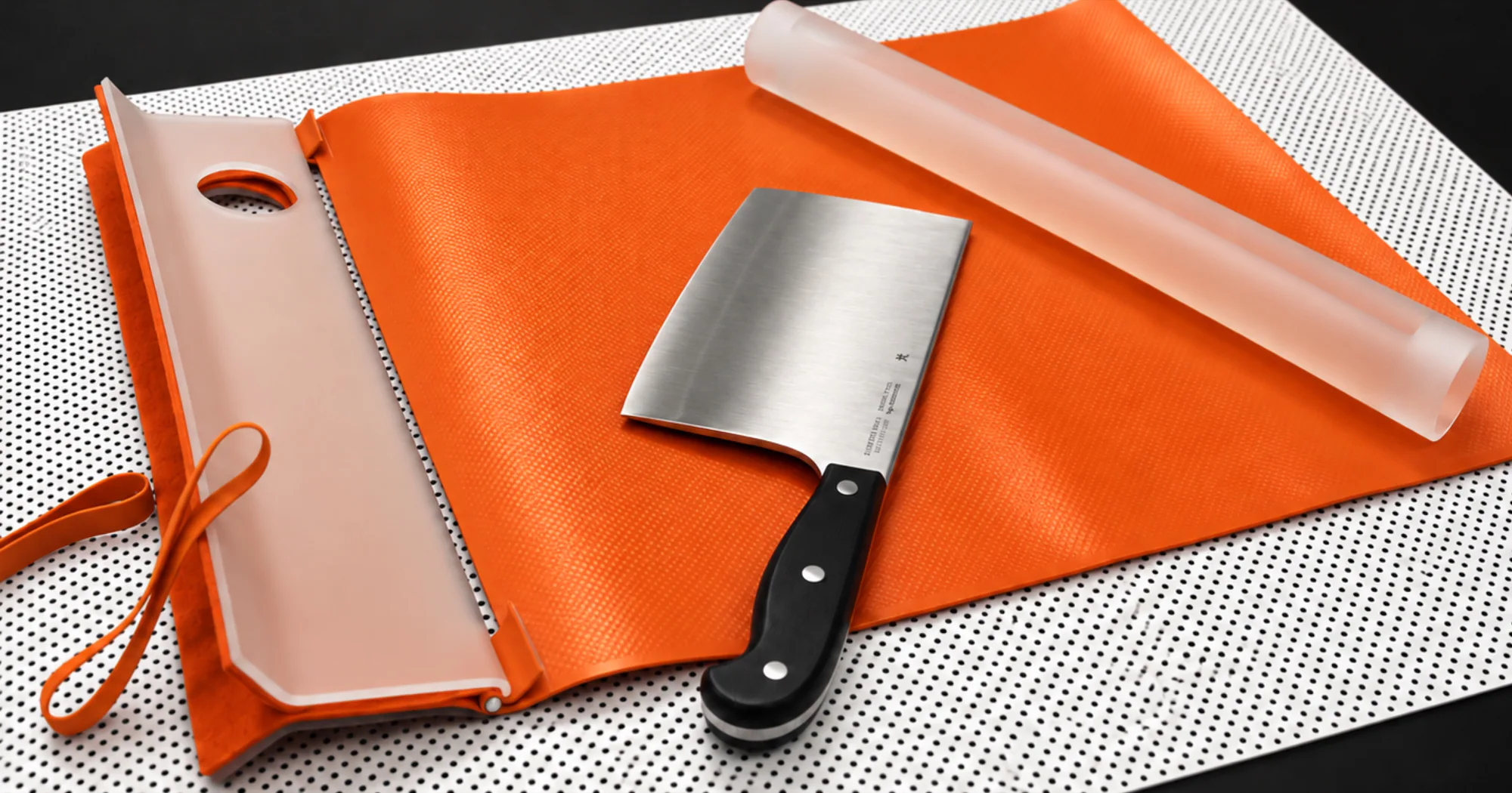 Übersicht des finalen orangefarbenen Messer-Wrap-Prototyps und seiner Postkartenpräsentation.