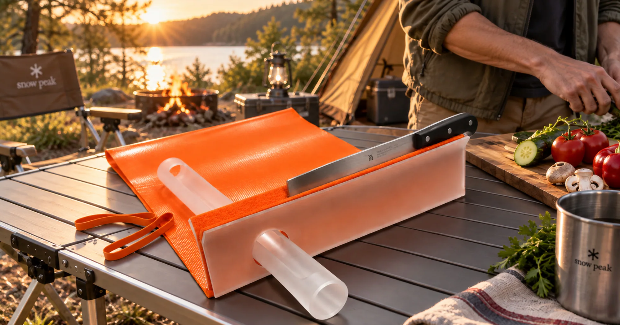 Geöffneter Messer-Wrap mit Messer, transluzenter Struktur und orangefarbener Arbeitsfläche.